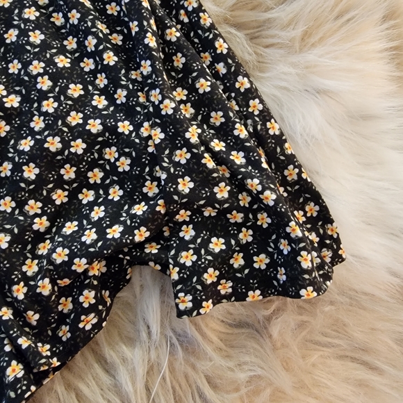 Urban Outfitters Daisy Romper - Picture 3 of 5